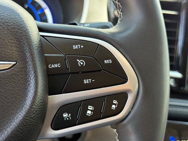 Used 2023 Chrysler Pacifica Touring-L FWD image 13