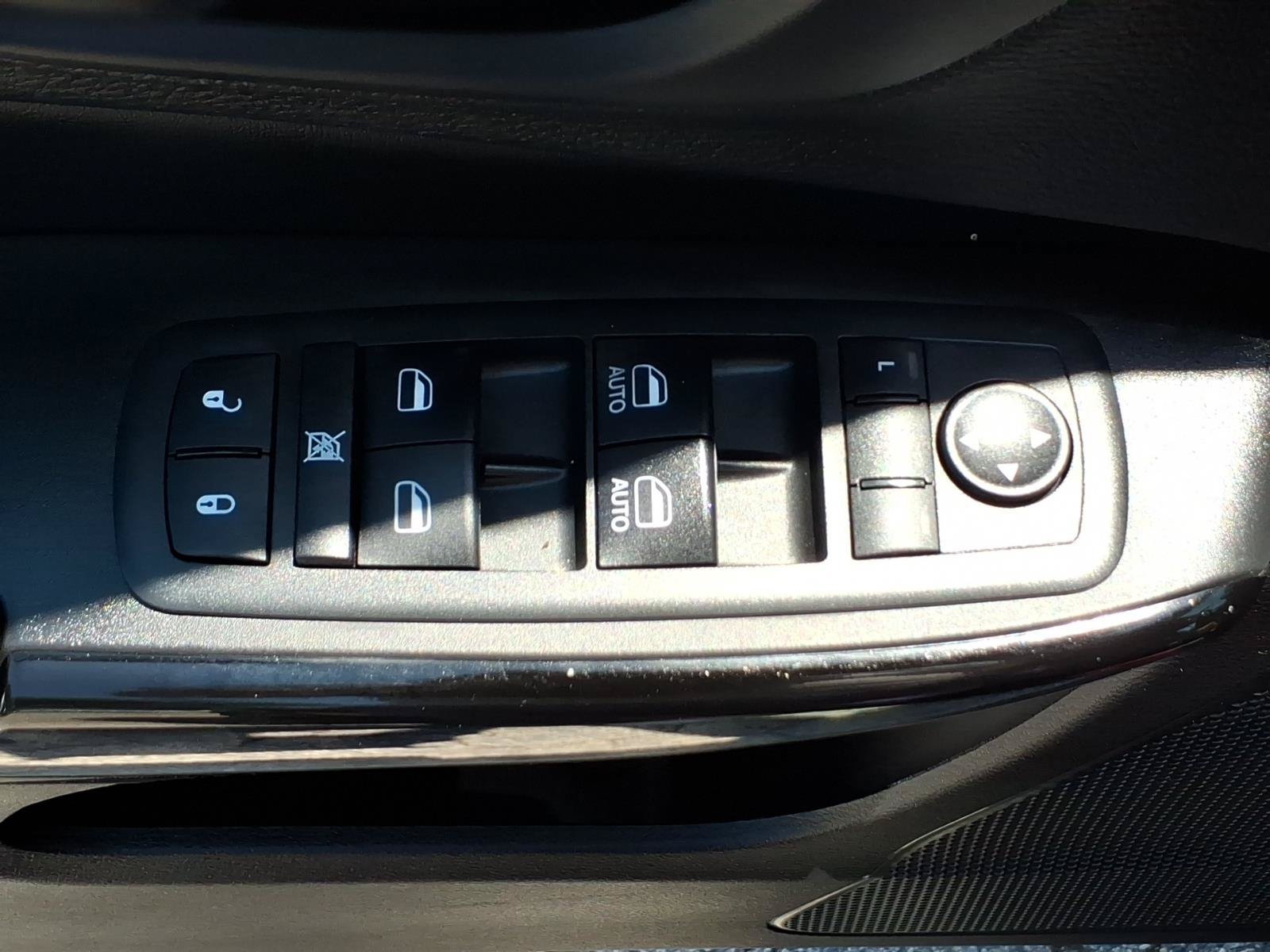 Used 2020 Jeep Cherokee Latitude Plus AWD/4WD image 23