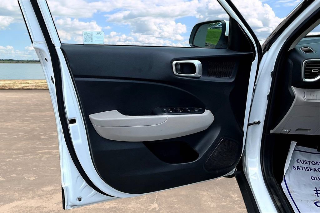 Used 2025 Hyundai Venue SEL FWD image 21