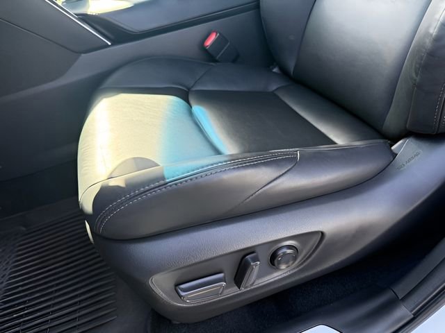 Used 2024 Toyota Venza XLE image 15