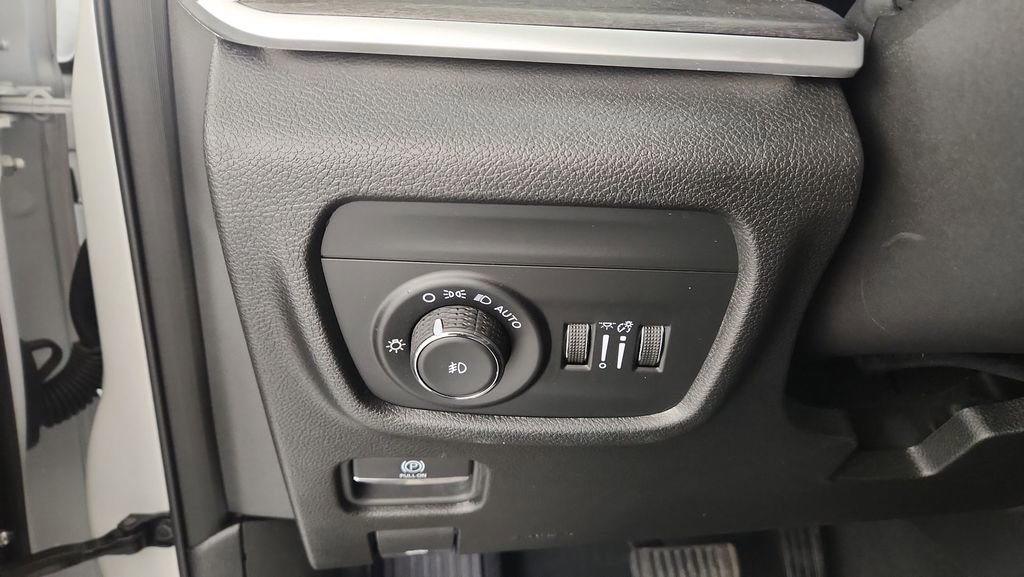 Used 2024 Jeep Grand Cherokee Limited AWD/4WD image 25
