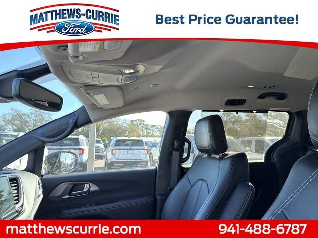 Used 2025 Chrysler Pacifica Select image 11