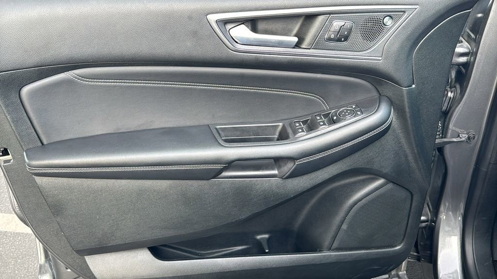 Certified 2022 Ford Edge Titanium w/ Class II Trailer Tow Package image 18