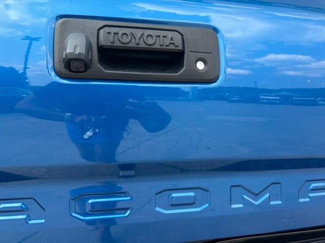 Used 2018 Toyota Tacoma TRD Sport AWD/4WD image 30