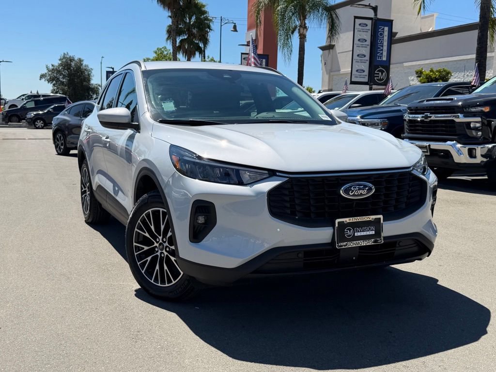 Certified 2025 Ford Escape SE FWD image 3
