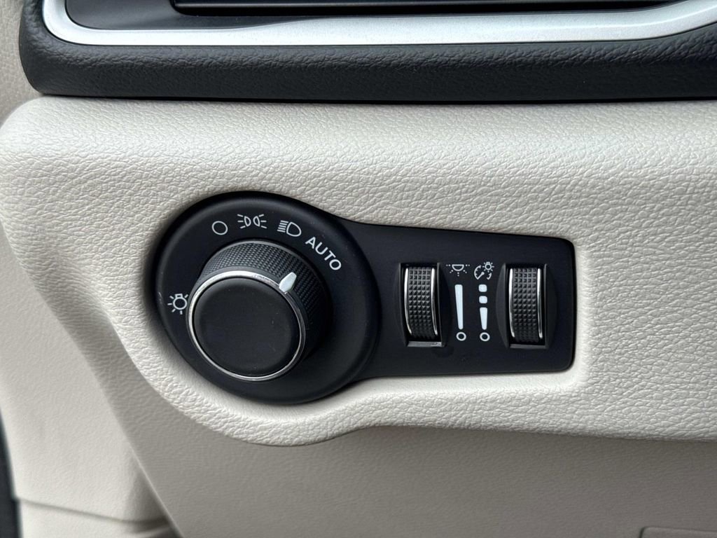 Used 2023 Chrysler Voyager LX FWD image 31