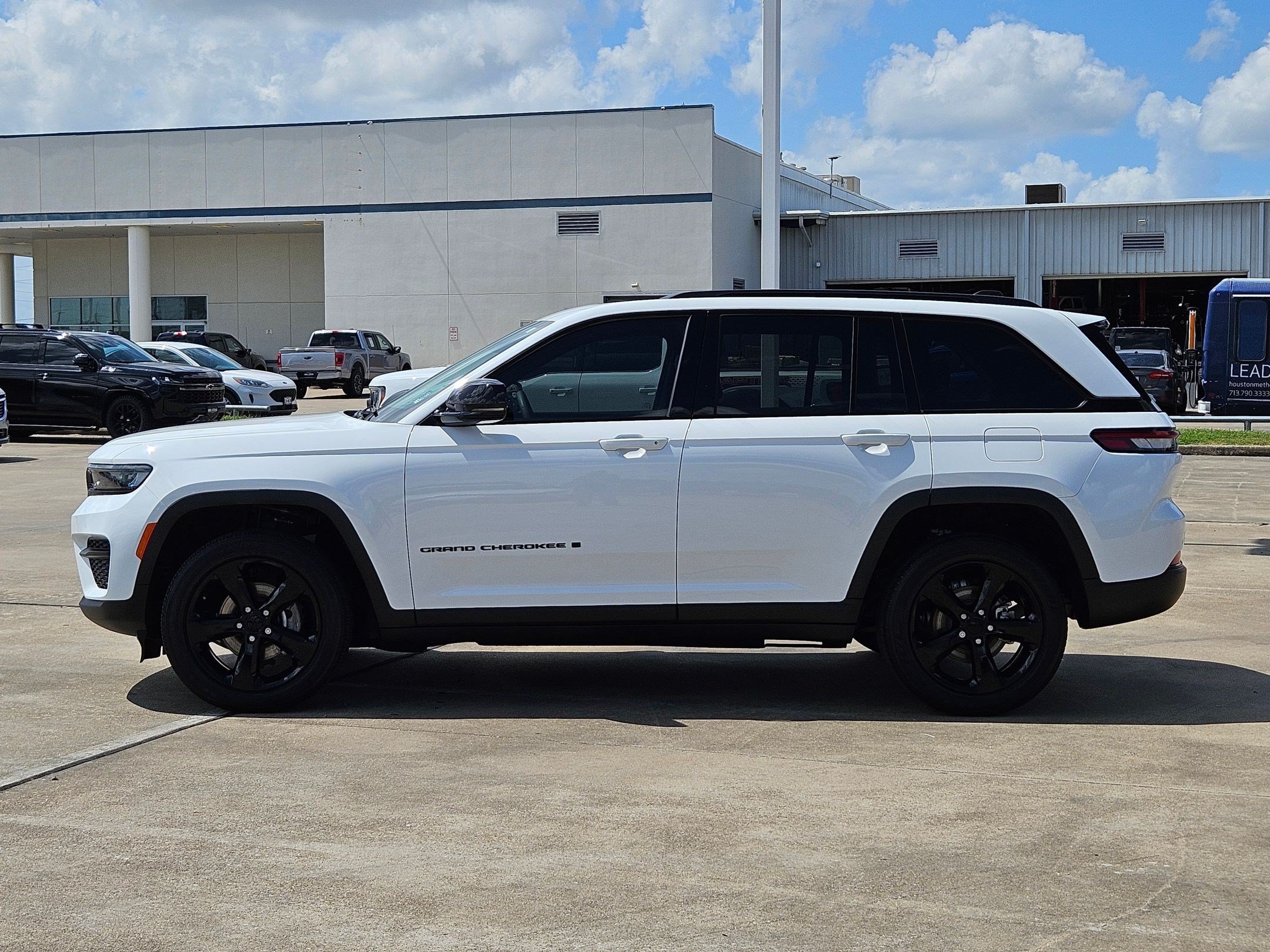 Used 2023 Jeep Grand Cherokee Altitude RWD image 9