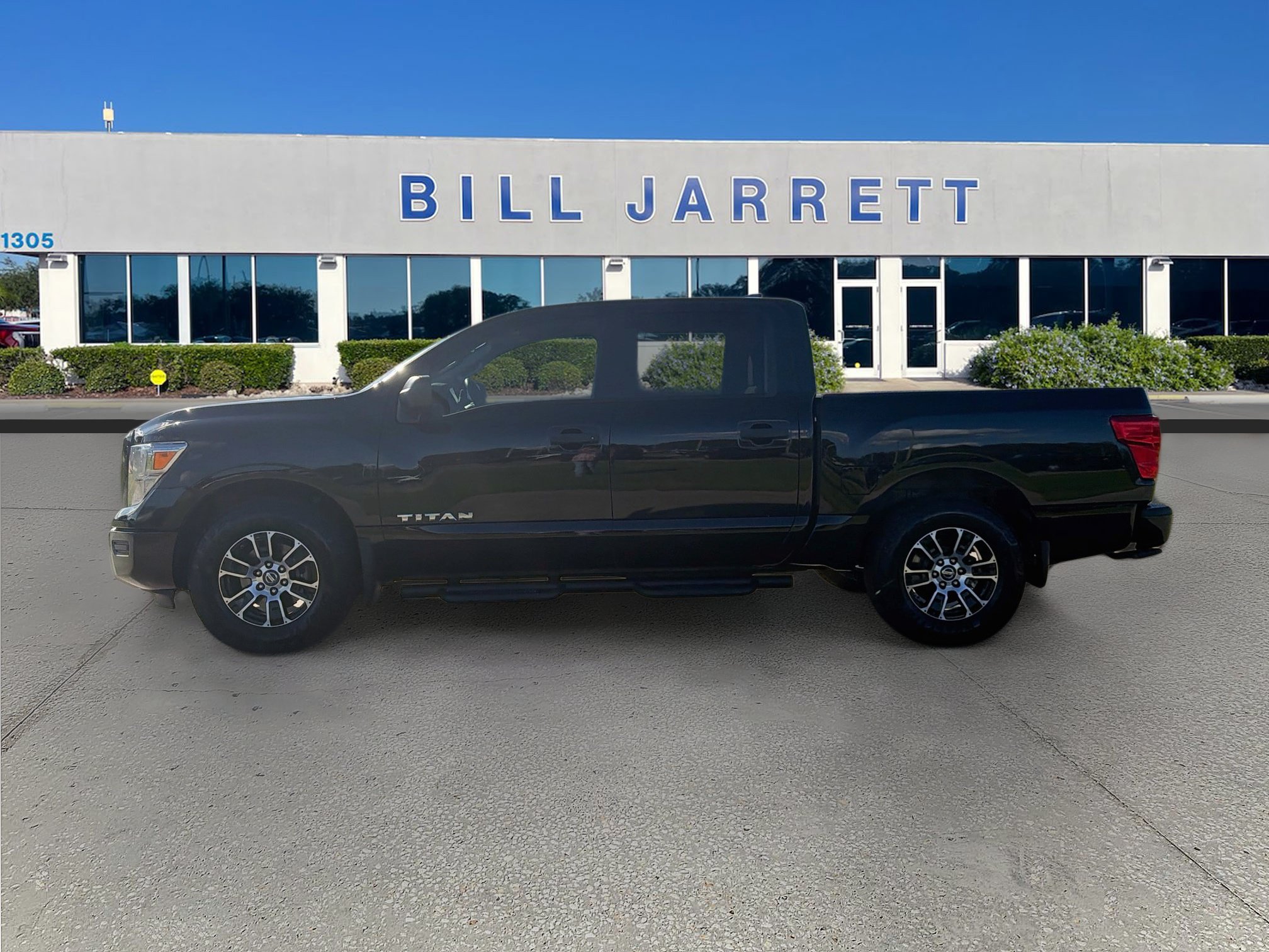 Used 2022 Nissan Titan SV w/ Accessory Utility Package RWD image 4