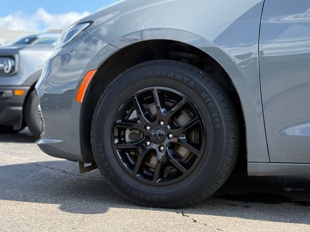 Used 2023 Chrysler Pacifica Touring-L image 41