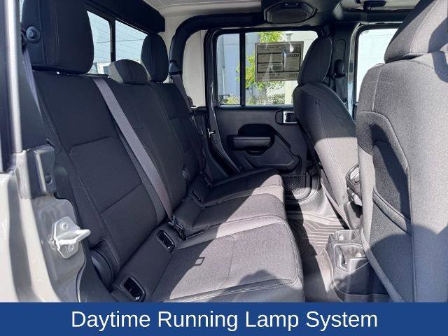 Used 2021 Jeep Gladiator Sport AWD/4WD image 18