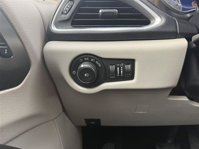 Used 2018 Chrysler Pacifica Limited FWD image 12