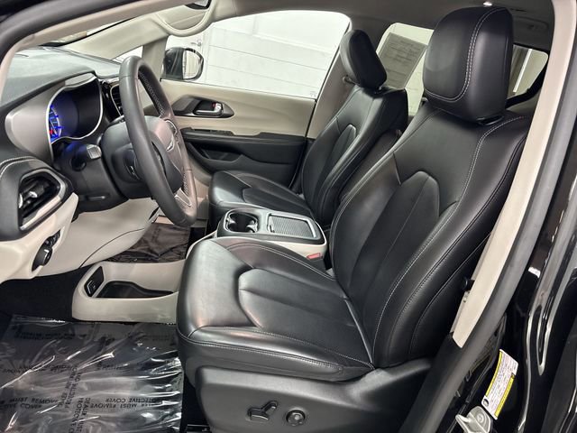 Used 2023 Chrysler Pacifica Touring-L image 3
