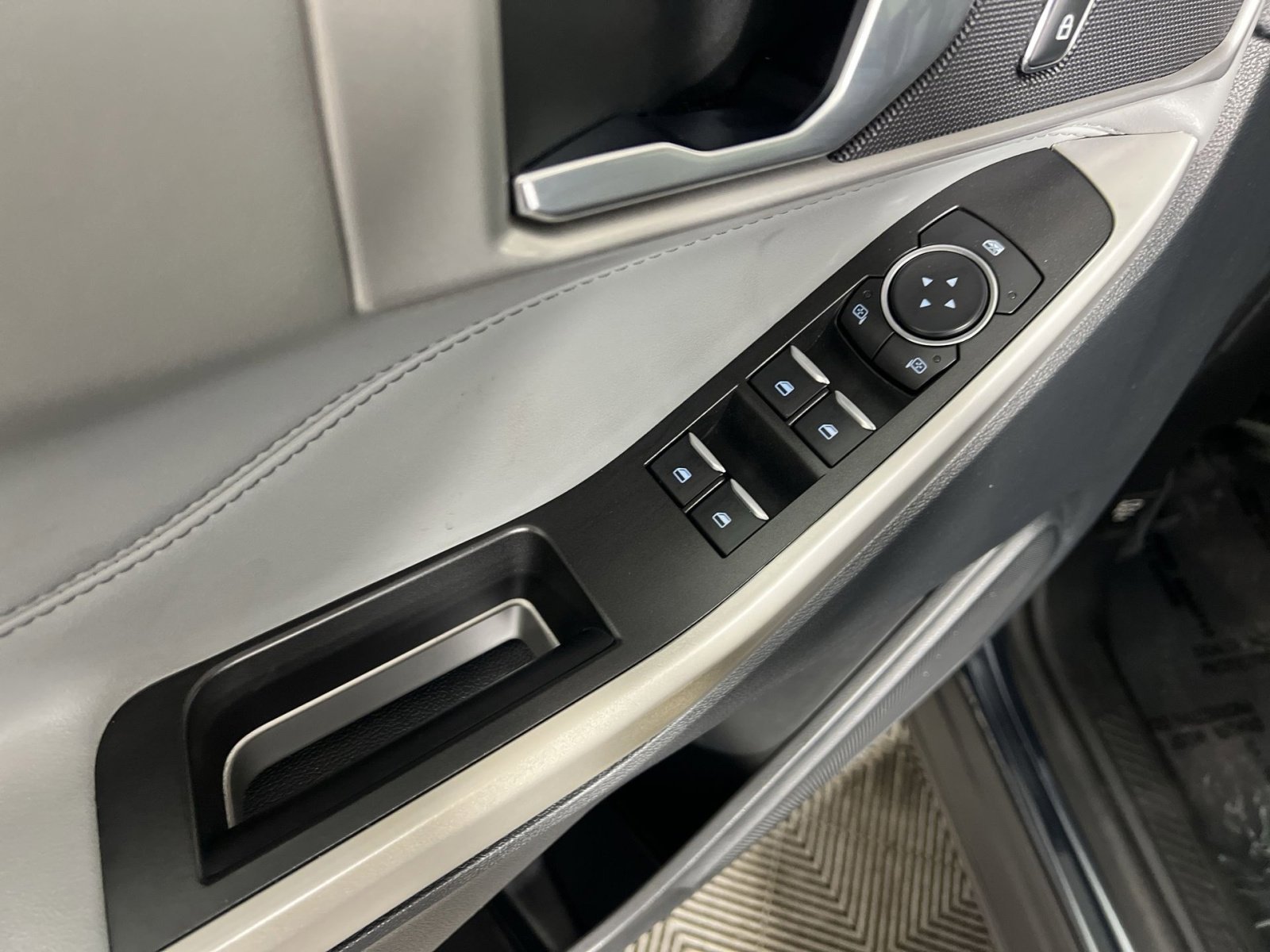 Certified 2022 Ford Explorer XLT w/ Equipment Group 202A image 15