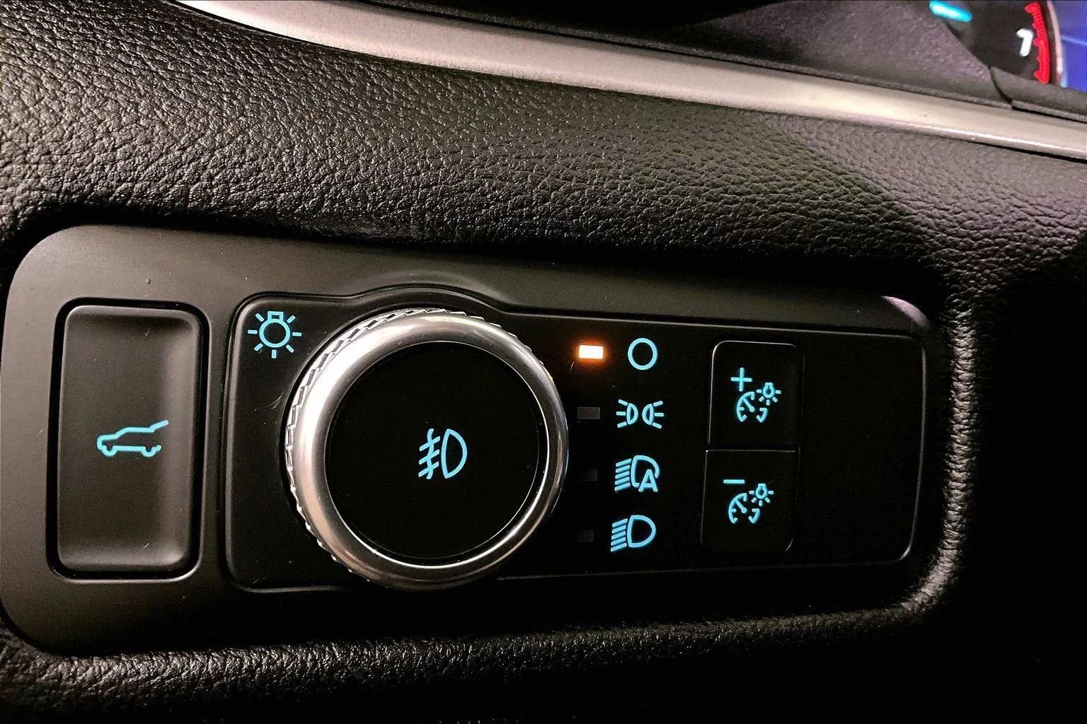 Certified 2021 Ford Explorer XLT w/ Equipment Group 202A image 31