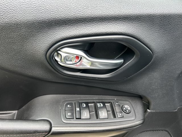 Used 2019 Jeep Cherokee Trailhawk AWD/4WD image 11