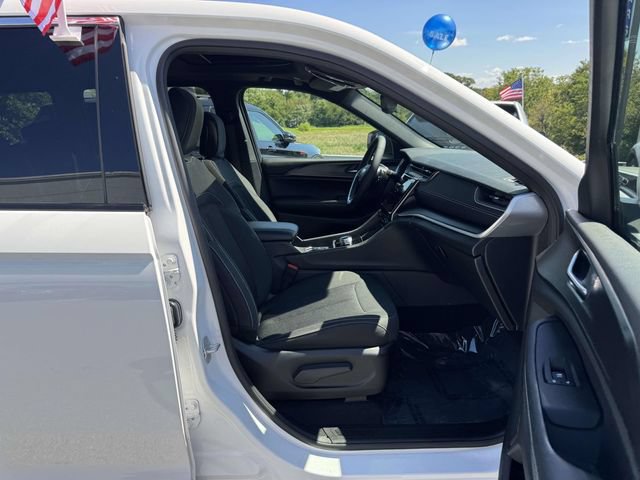 Used 2024 Jeep Grand Cherokee Laredo X AWD/4WD image 11