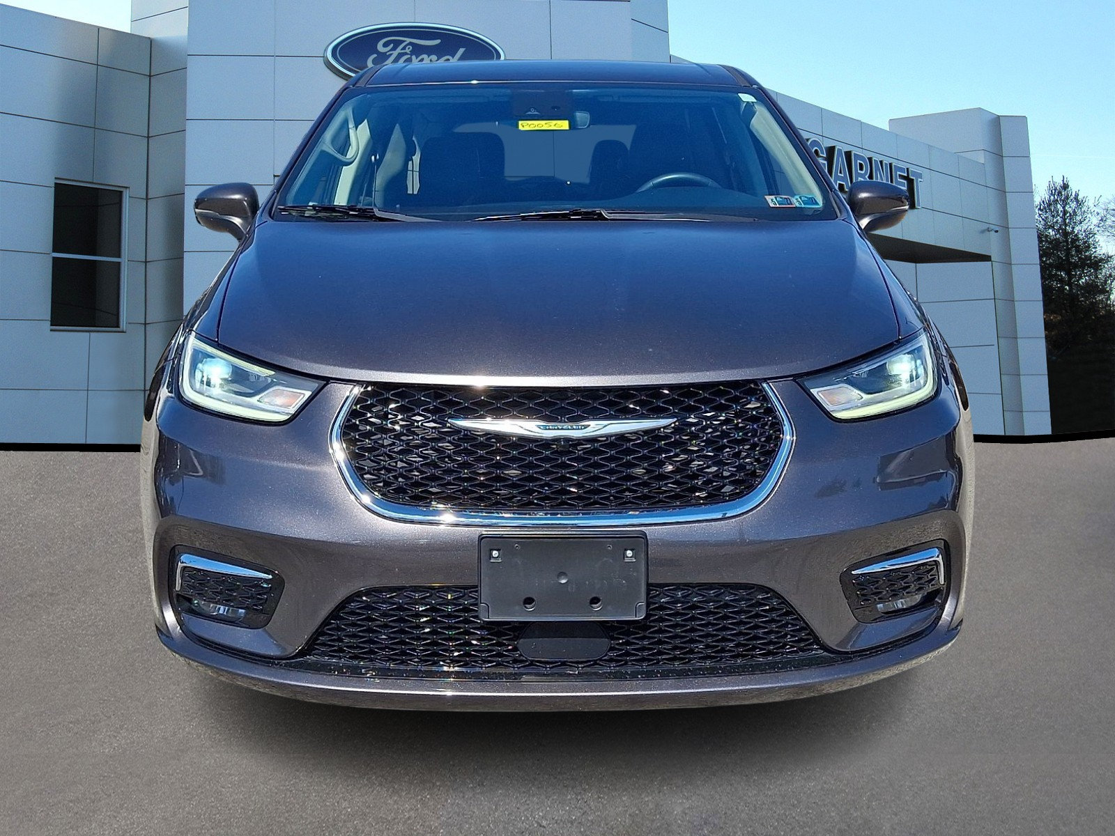 Used 2023 Chrysler Pacifica Touring-L FWD image 3
