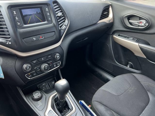 Used 2017 Jeep Cherokee Latitude w/ Safety/Convenience Group AWD/4WD image 28