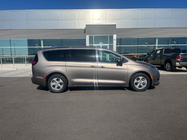 Used 2017 Chrysler Pacifica Touring-L Plus FWD image 4