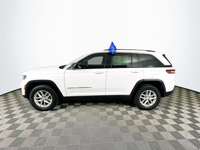 Used 2023 Jeep Grand Cherokee Laredo image 2