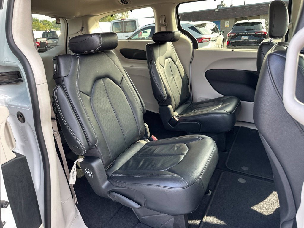 Used 2022 Chrysler Pacifica Touring-L FWD image 11