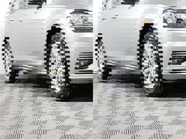 Used 2018 Volkswagen Golf SE image 8