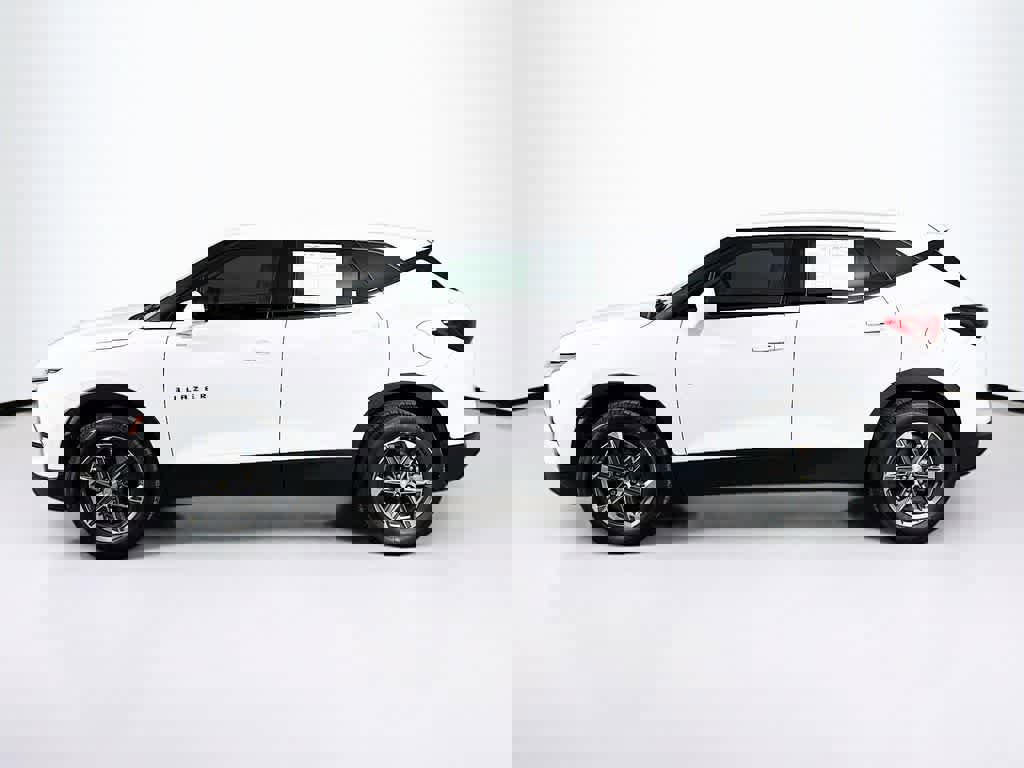 Used 2023 Chevrolet Blazer LT image 2