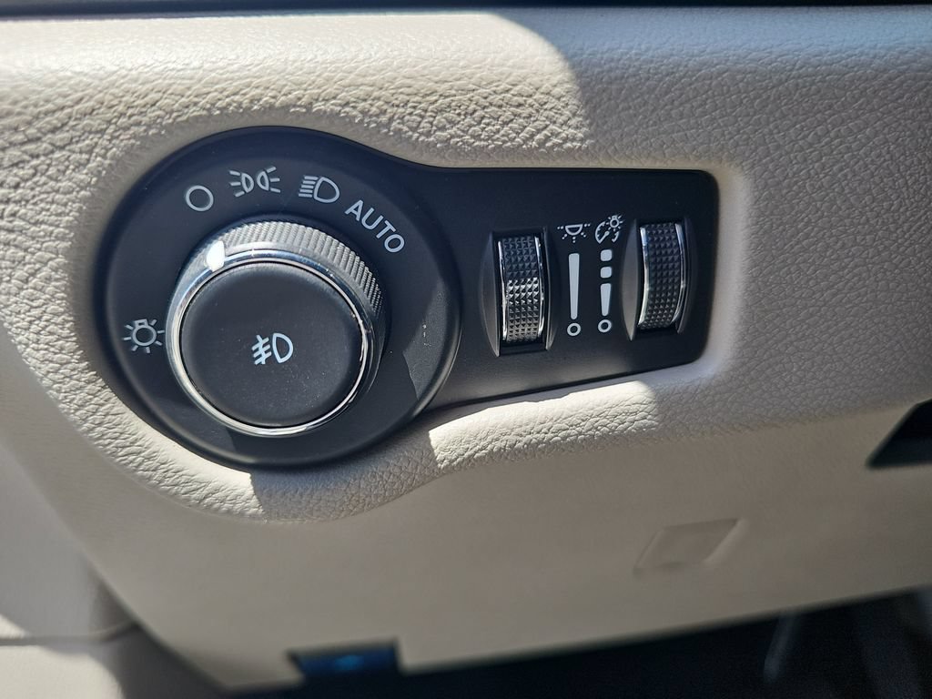 Used 2024 Chrysler Pacifica Touring-L FWD image 24