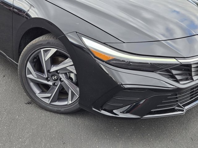 Used 2025 Hyundai Elantra Limited FWD image 9