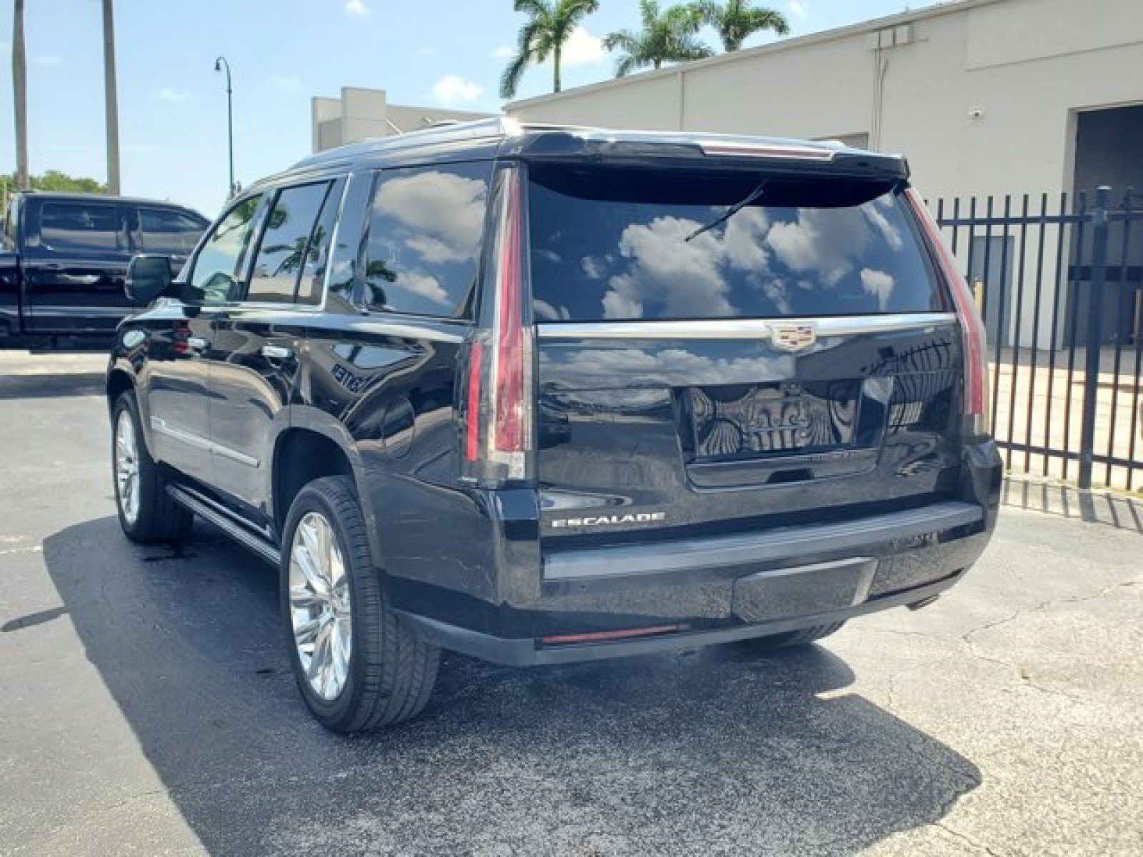 Used 2018 Cadillac Escalade Platinum RWD image 5
