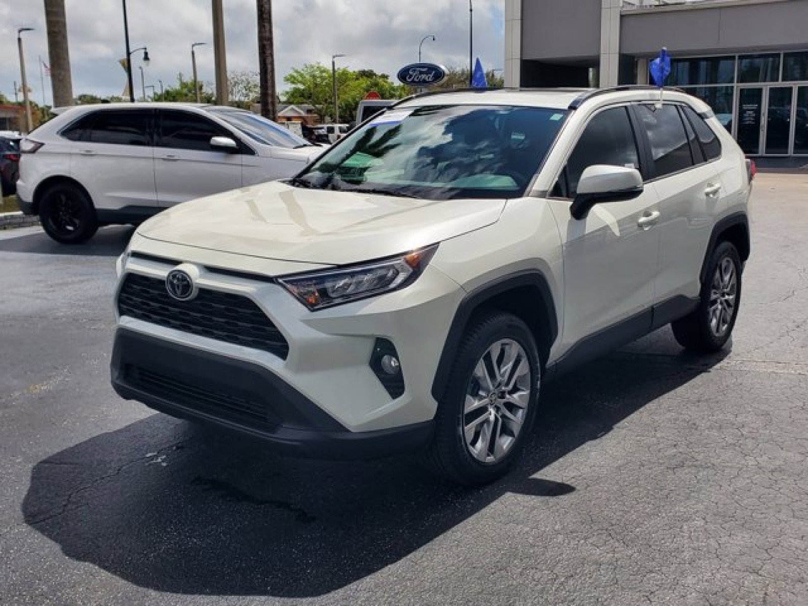 Used 2021 Toyota RAV4 XLE Premium image 3