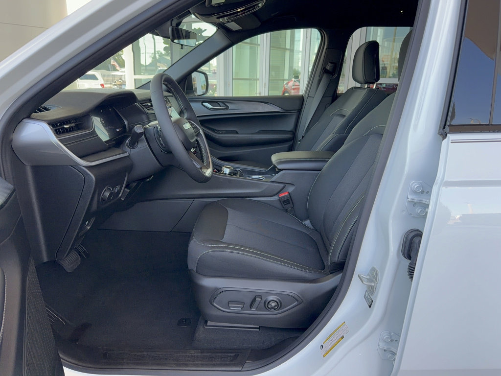 Used 2025 Jeep Grand Cherokee L Laredo image 13