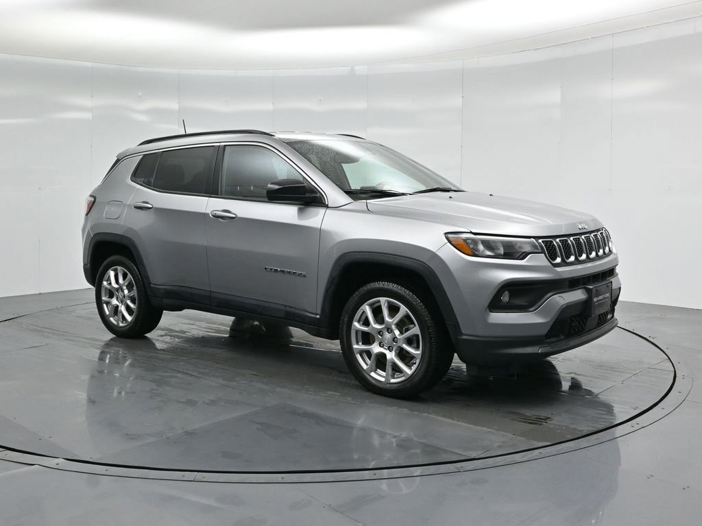 Used 2023 Jeep Compass Latitude image 3