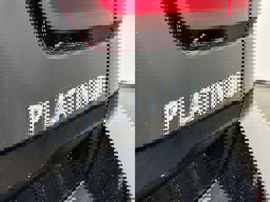 Used 2022 Nissan Armada Platinum image 10