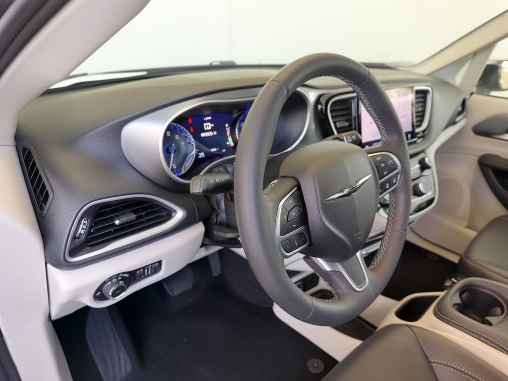Used 2023 Chrysler Pacifica Touring-L FWD image 4