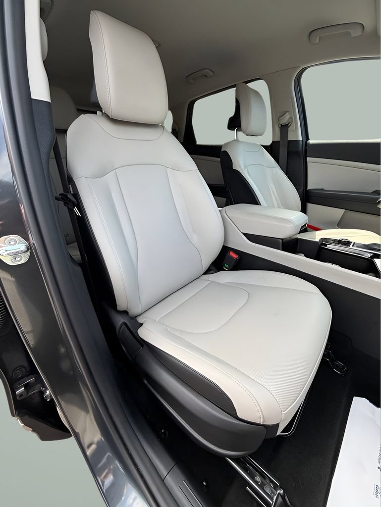 Used 2025 Kia Sportage EX FWD image 17