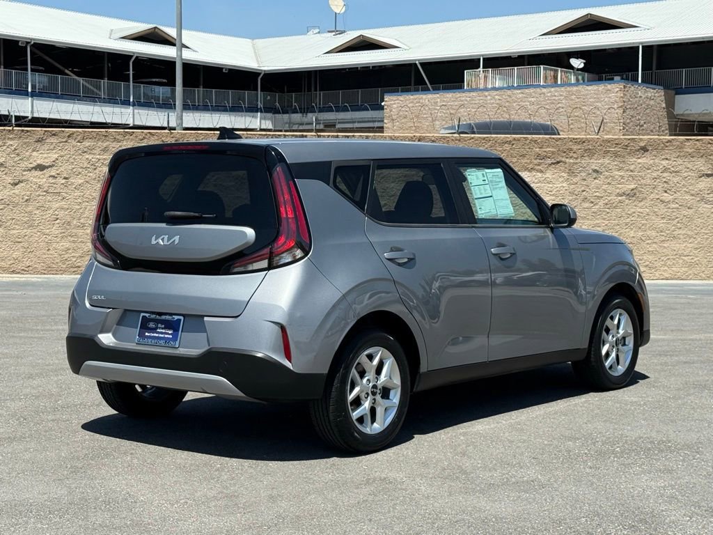 Used 2023 Kia Soul LX w/ LX Technology Package FWD image 3