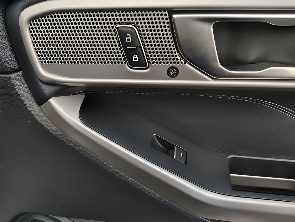 Certified 2022 Ford Explorer XLT w/ Equipment Group 202A image 33