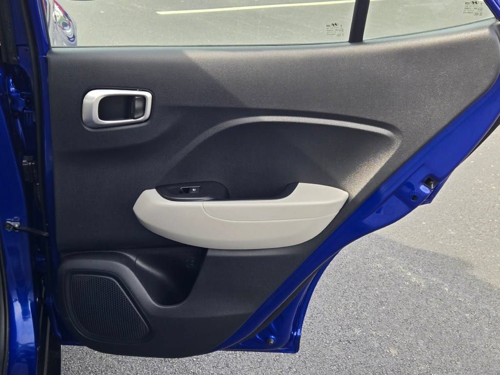 Used 2024 Hyundai Venue SEL FWD image 9
