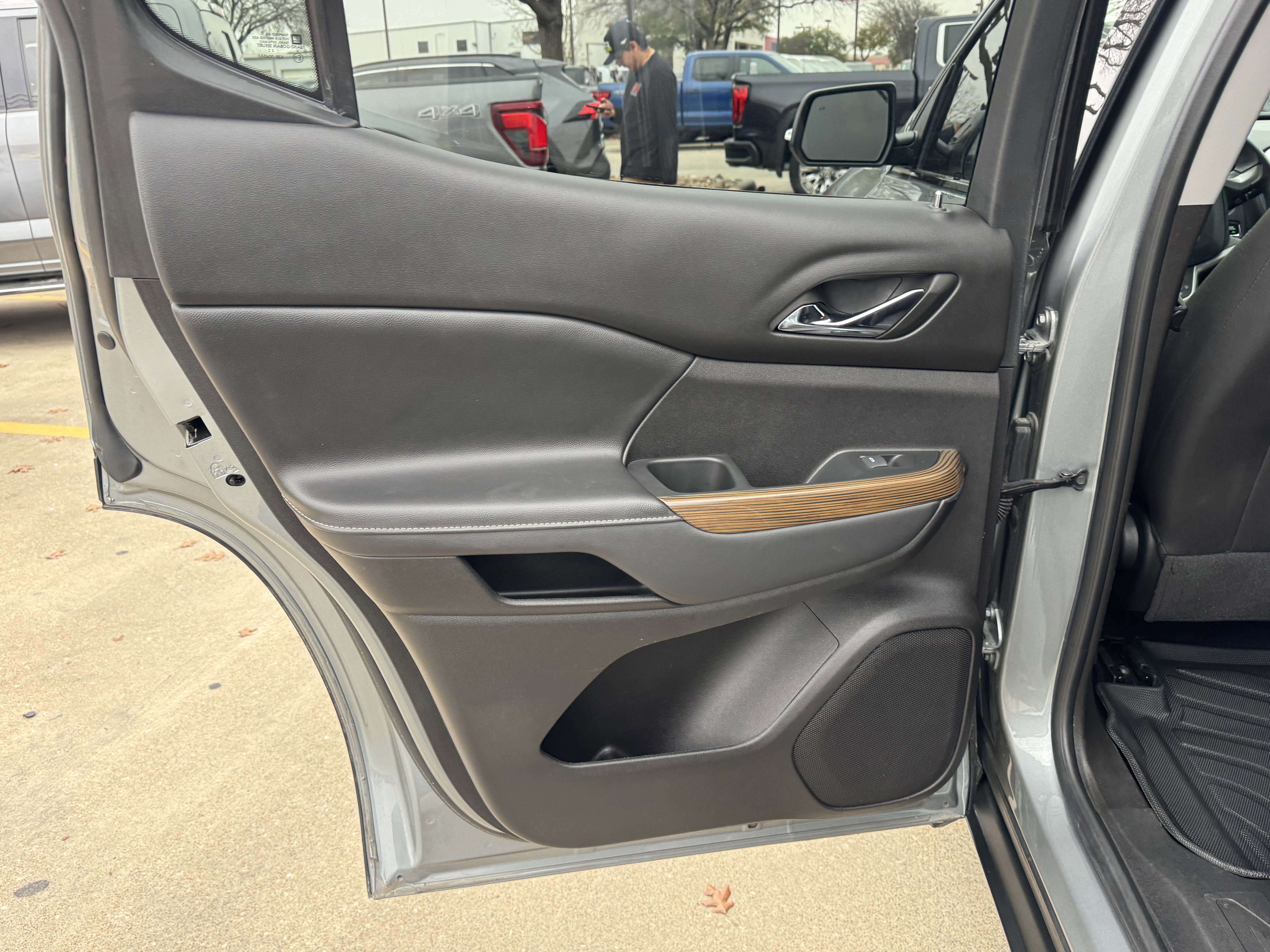 Used 2023 GMC Acadia SLE w/ Elevation Edition image 15