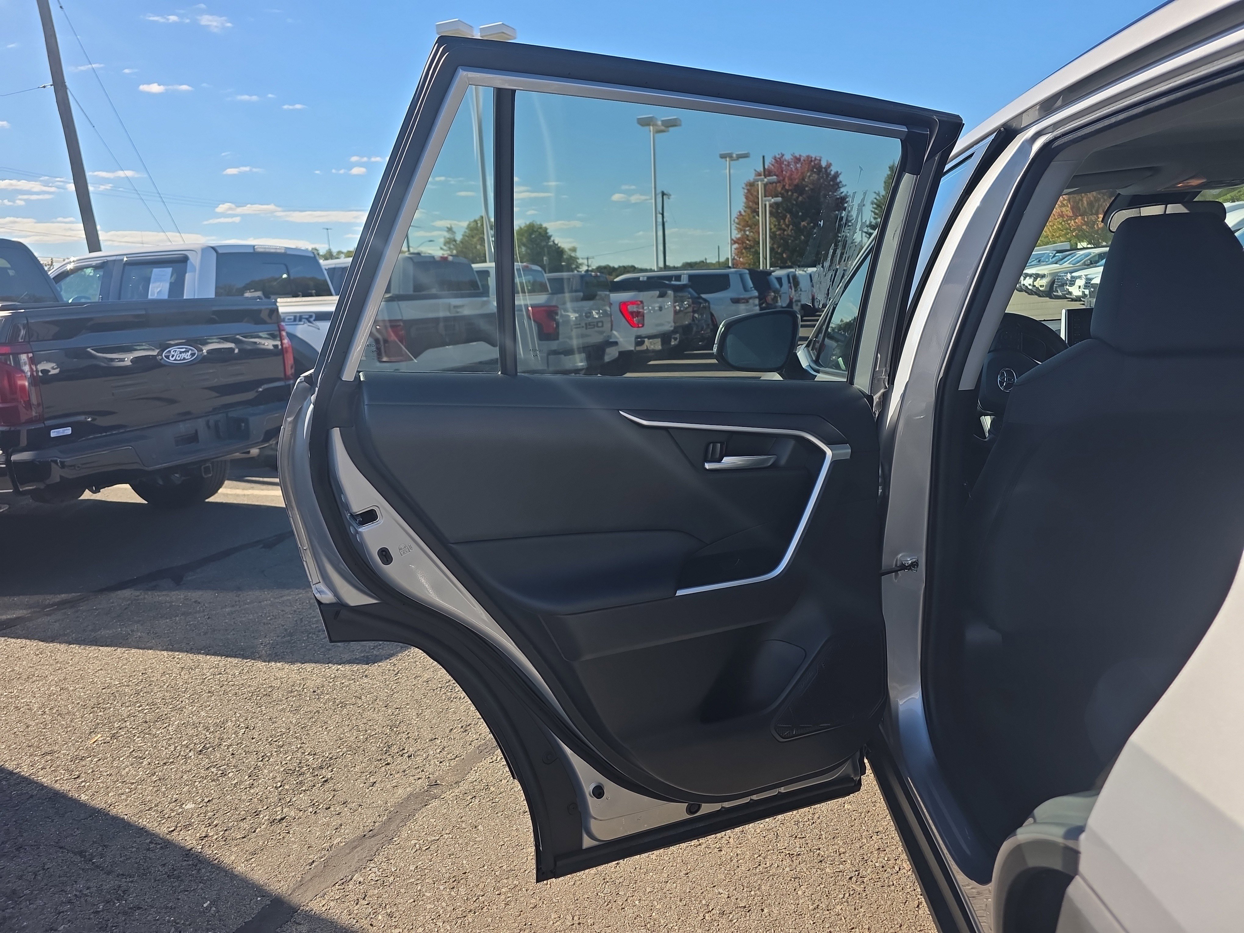 Used 2021 Toyota RAV4 XLE w/ Convenience Package image 22