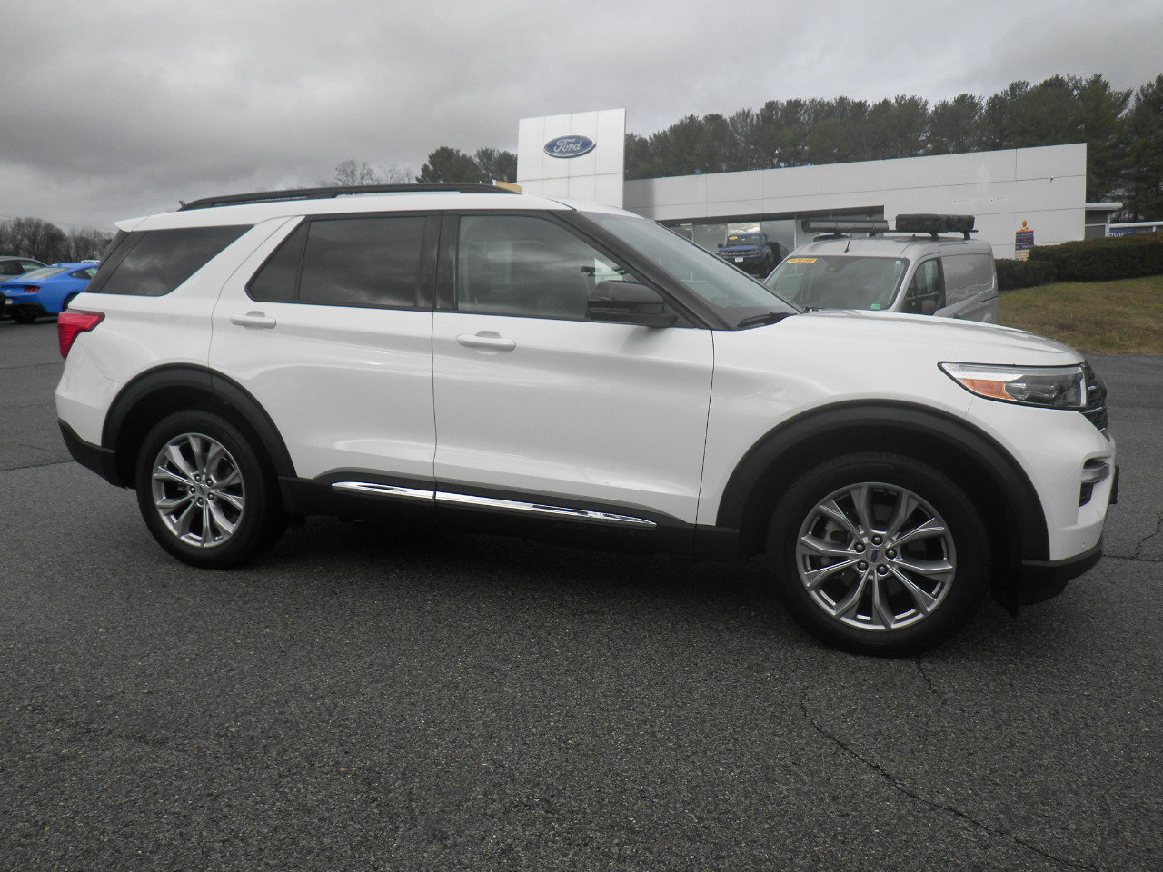 Certified 2024 Ford Explorer XLT w/ Equipment Group 202A image 6