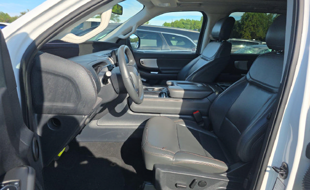 Certified 2025 Ford Expedition Active AWD/4WD image 5