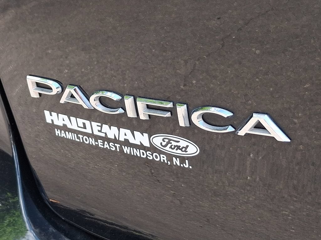 Used 2023 Chrysler Pacifica Touring-L FWD image 28