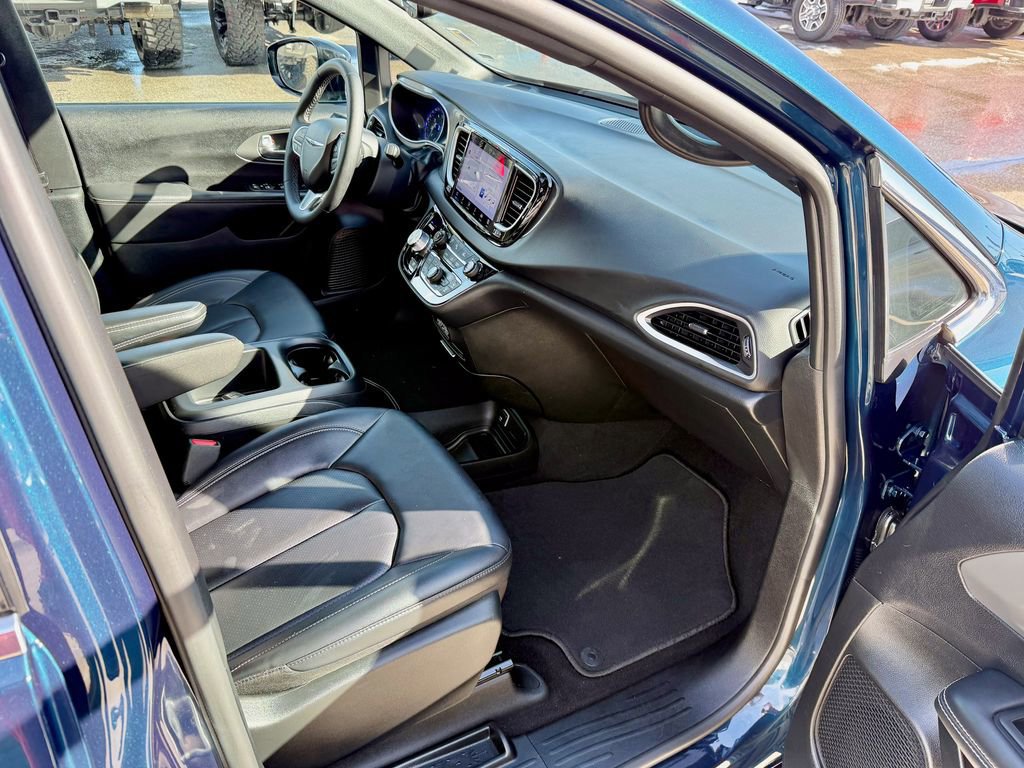 Used 2025 Chrysler Pacifica Select image 20