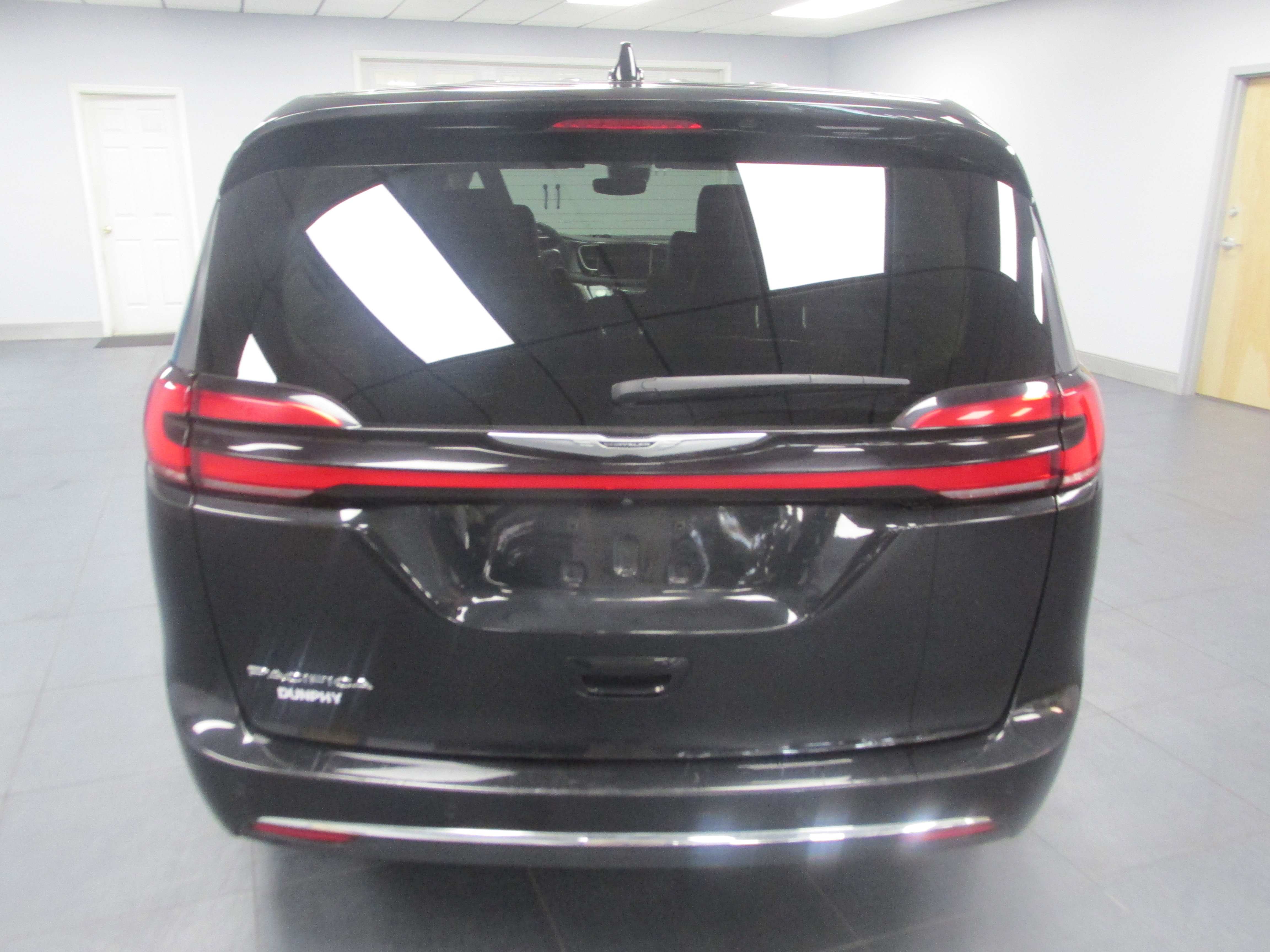 Used 2023 Chrysler Pacifica Touring-L FWD image 6