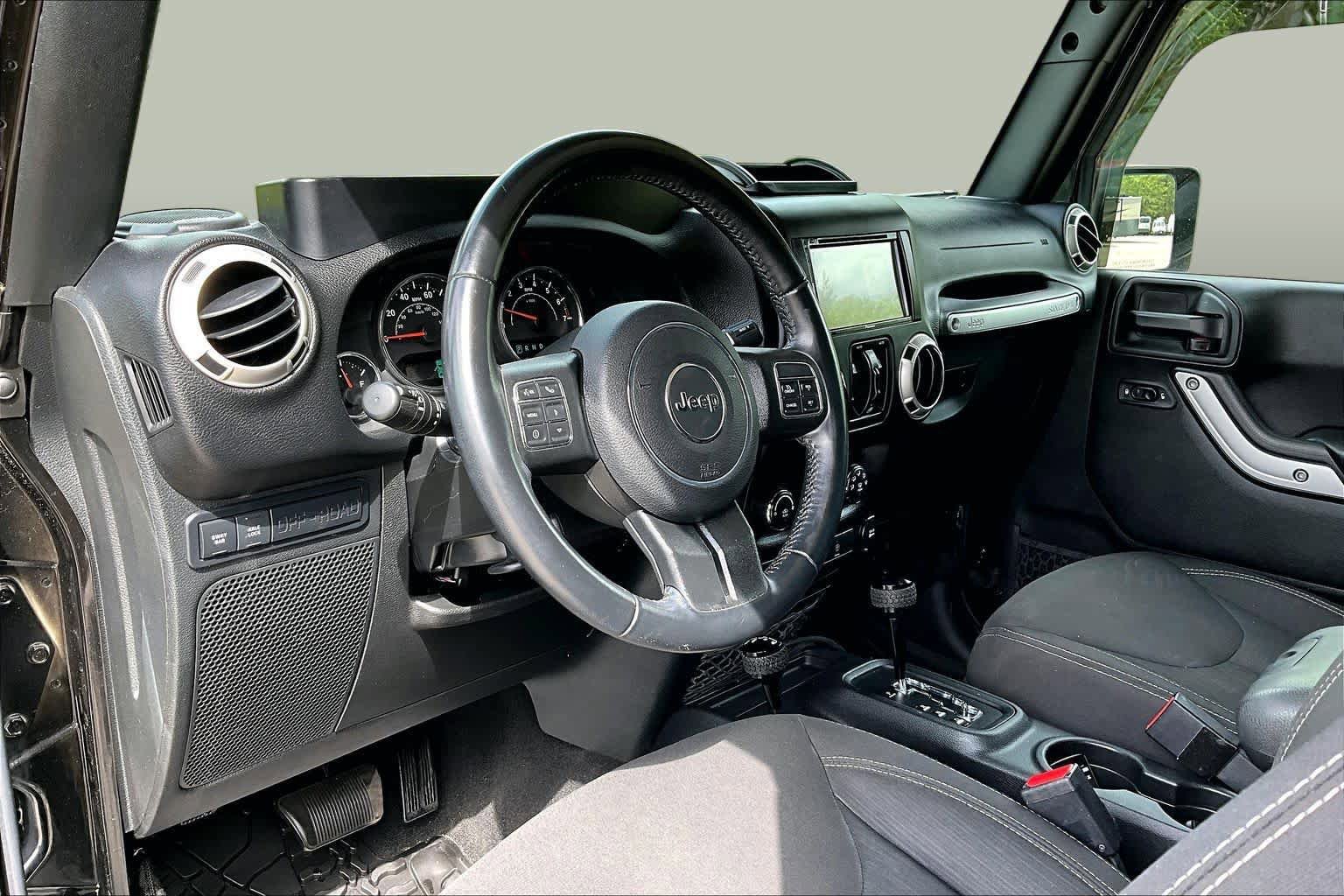 Used 2017 Jeep Wrangler Unlimited Rubicon w/ Connectivity Group AWD/4WD image 18