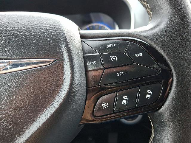 Used 2025 Chrysler Pacifica Limited image 24