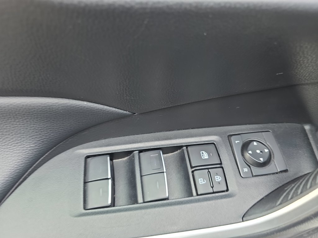 Used 2025 Toyota RAV4 XLE AWD/4WD image 19