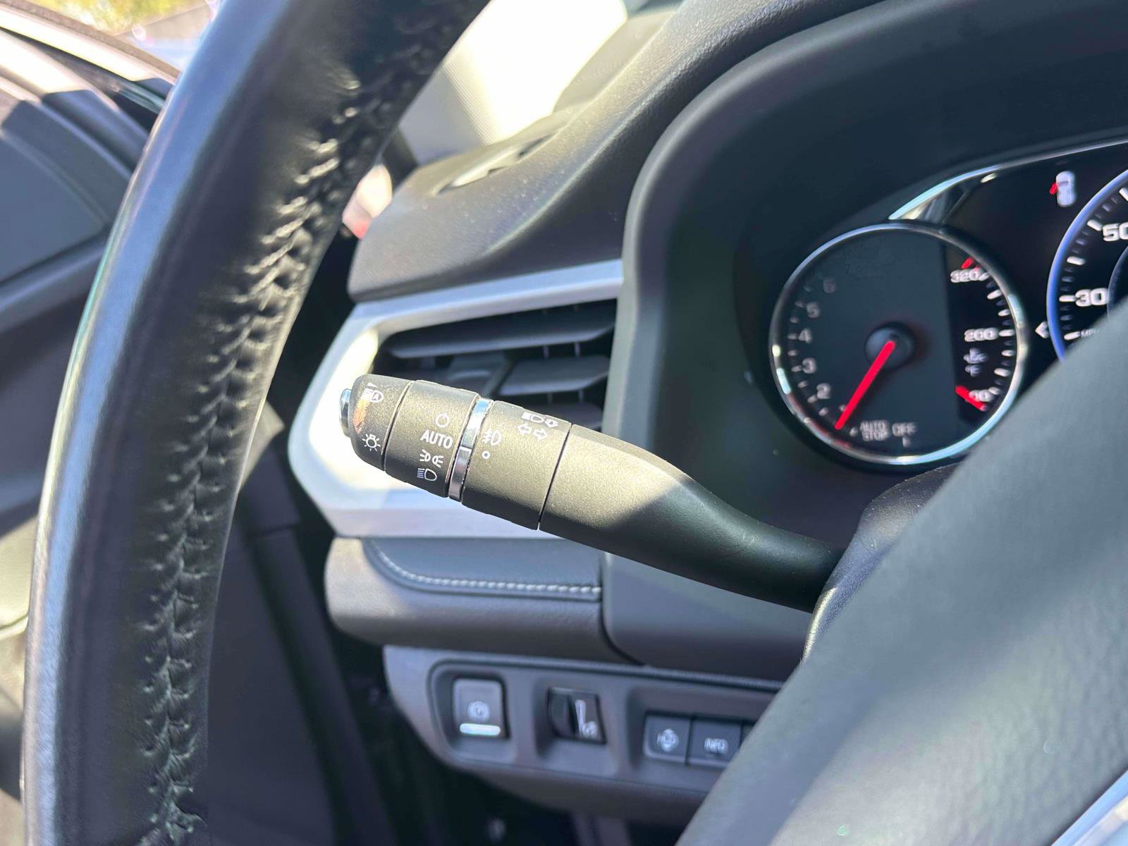 Used 2022 GMC Acadia SLT w/ Technology Package image 27